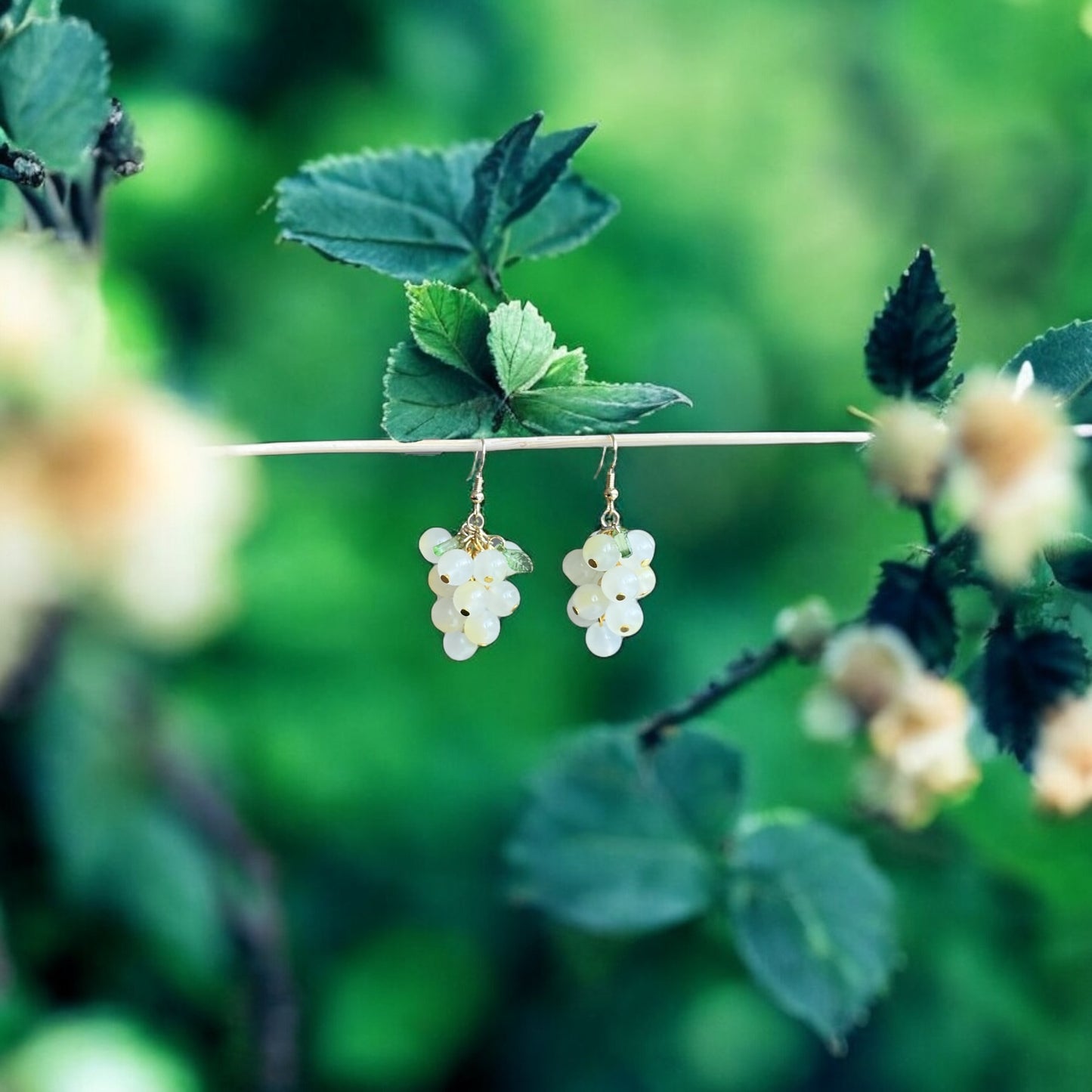 Whitecurrant M earrings